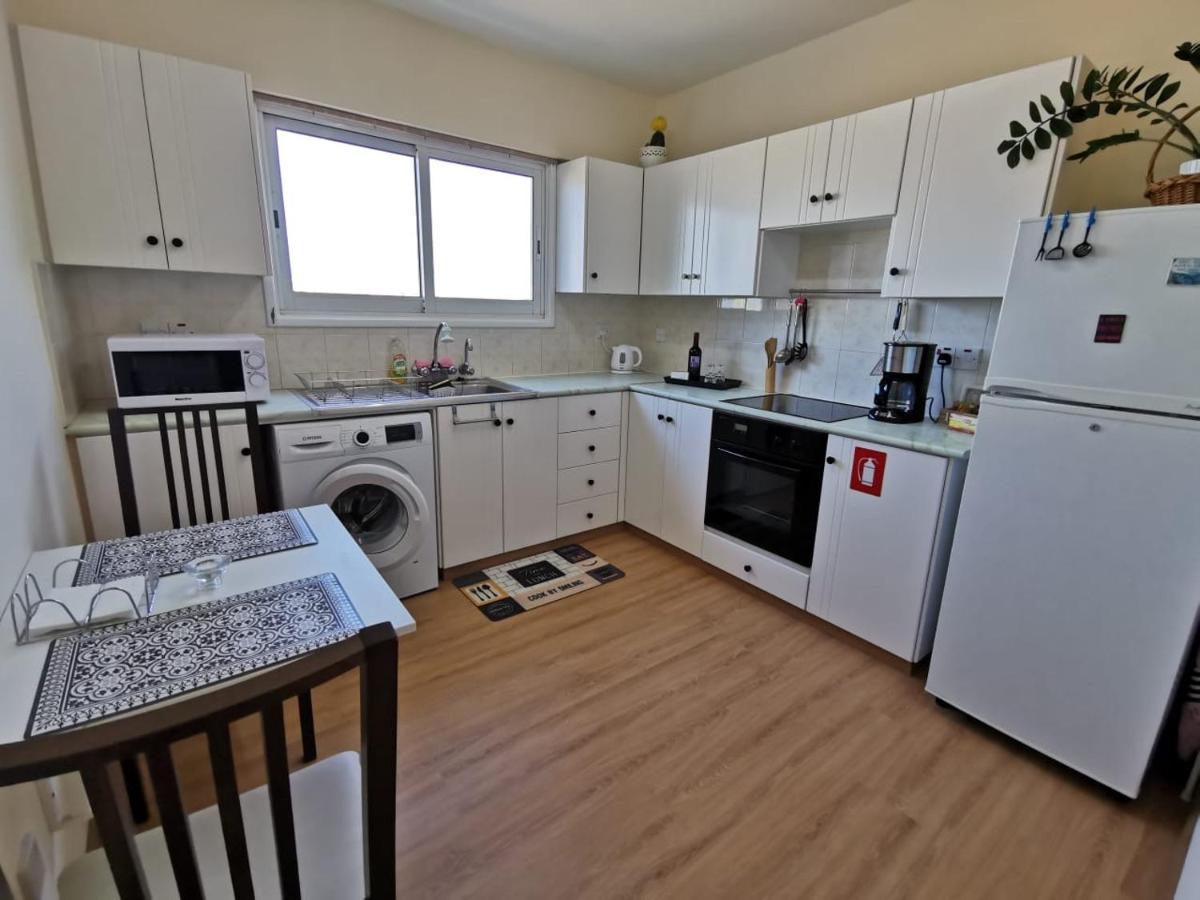 لارنكا Must Stay - Sea & Salt Lake Panoramic View Apt المظهر الخارجي الصورة